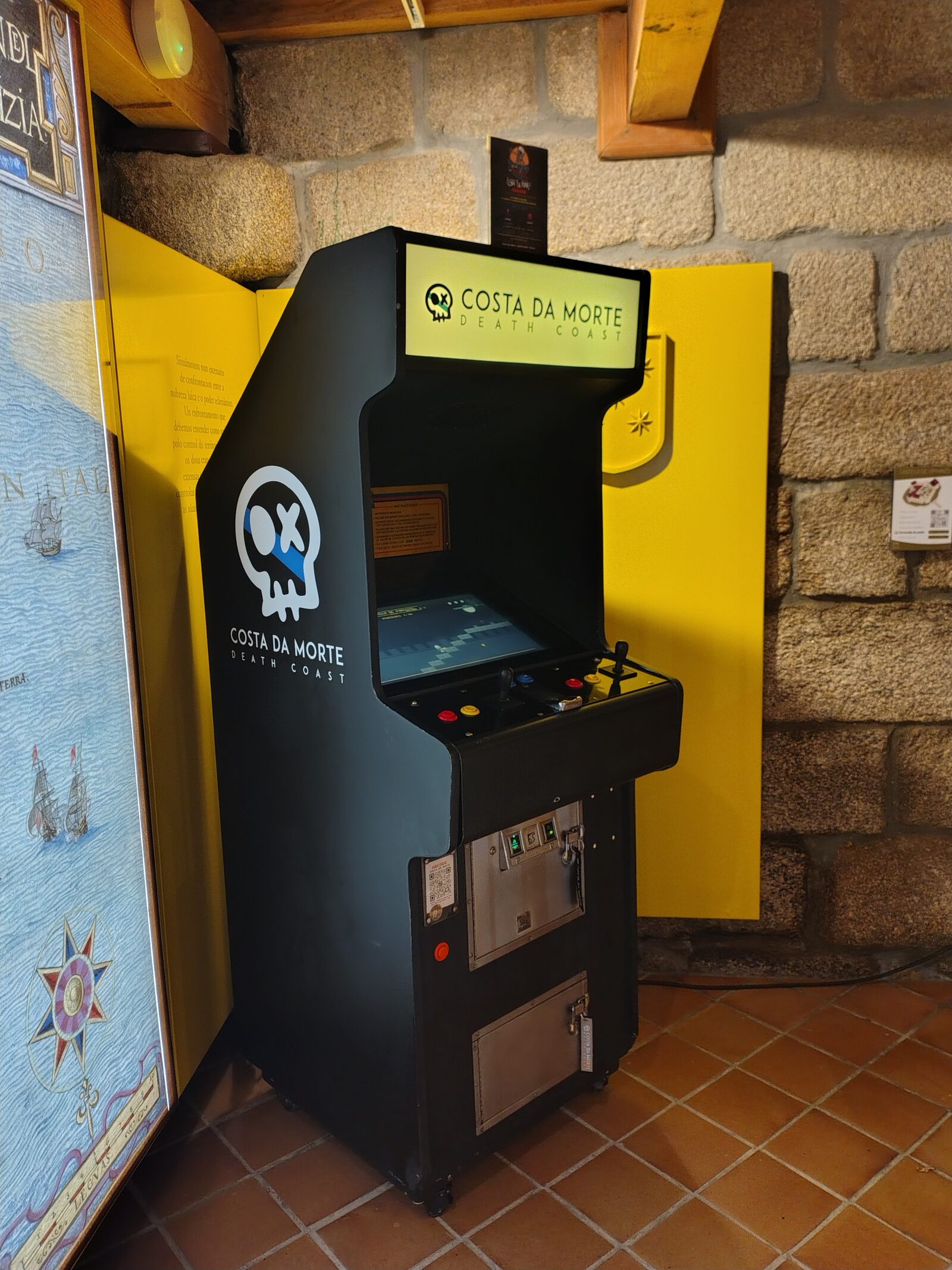 Arcade oficial da Costa da Morte co xogo Eustaquio Runner, dentro do Castelo de Vimianzo
