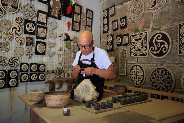 Artesán traballando no obradoiro do Castelo de Vimianzo