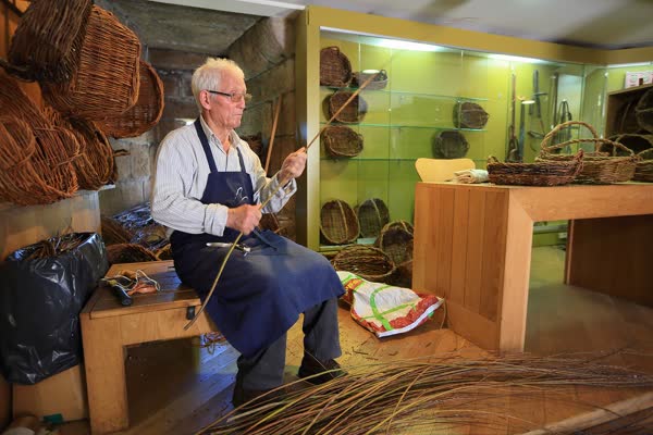 Cestería de palla e vimbio no Castelo de Vimianzo