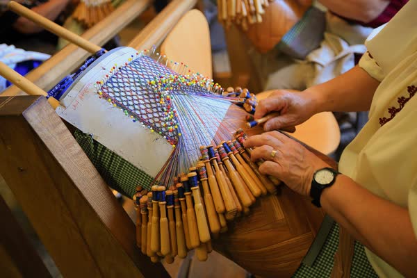 Encaixe de palillos, detalle das mans e os bolillos