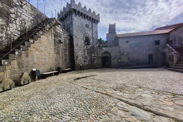 A torre do Castelo de Vimianzo contra o ceo