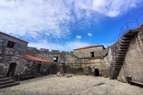 O adarve e as ameas do Castelo de Vimianzo