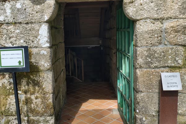 A porta de entrada ao Castelo de Vimianzo