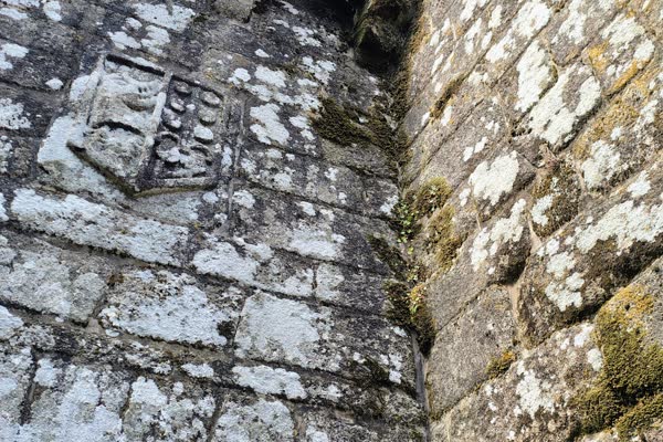 Pasadizo de pedra no interior do castelo