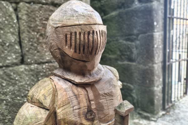 Cabaleiro tallado en madeira no Castelo de Vimianzo
