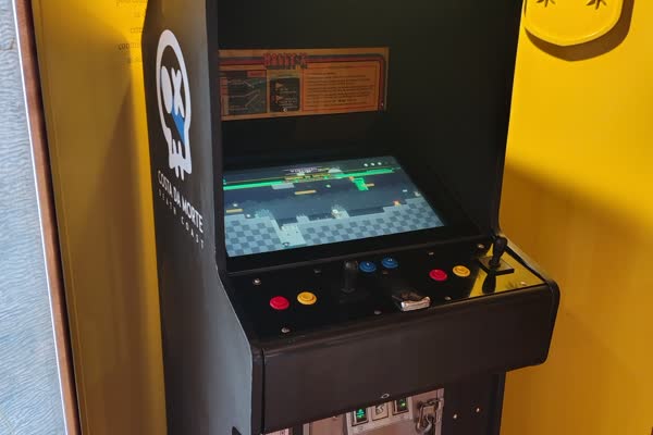 O videoxogo Costa da Morte Runner correndo na recreativa